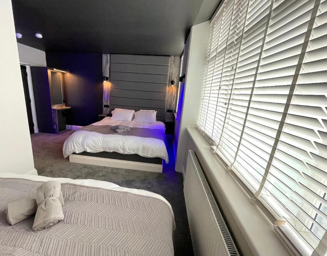 Breeze Suites - Luxury Group Accom - Sleeps 19 Blackpool Bagian luar foto